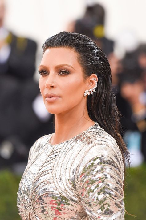 For the 2016 Met Gala, Kim wore her hair in wet-look, swept-back waves. Kim K Wet Hair Look, Kim Kardashian Hair Styles, Kardashian Hair Styles, Kim Kardashian Blonde, Wet Look Hair, Golden Party, Platinum Hair Color, Retro Curls, Slick Ponytail