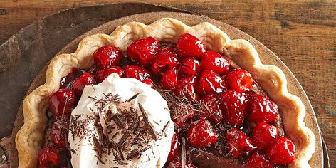 Raspberry Recipes Dessert, Chocolate Desserts Fancy, Rich Chocolate Dessert, Fudgy Cake, Baking Recipes Pie, Cannoli Recipe, Raspberry Desserts, Best Chocolate Desserts, Easy Chocolate Desserts