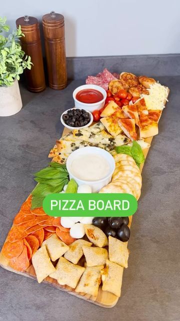 Make Your Own Pizza Charcuterie Board, Charcuterie Board Pizza Theme, Pizza Roll Charcuterie Board, Pizza Themed Charcuterie Board, Pizza And Wings Charcuterie Board, Pizza Party Charcuterie Board, Charcuterie Pizza Board, Charcuterie Board Ideas Pizza, Pizza Board Charcuterie