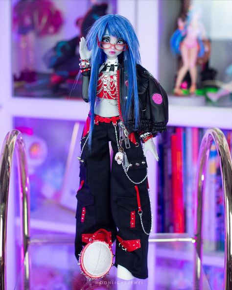 Have you already S(c)een my GHOULIA YELPS redesign? 😁🩷✨🩵❤️ I’m really proud of her because her color scheme was something really new to me… | Instagram Ghoulia Yelps Redesign, Ghoulia Inspired Outfits, Ghoulia Redesign, Ghoulia Yelps Aesthetic, Monster High Ghoulia, Y2k Princess, Ghoulia Yelps, Fnaf Cosplay, Goth Subculture