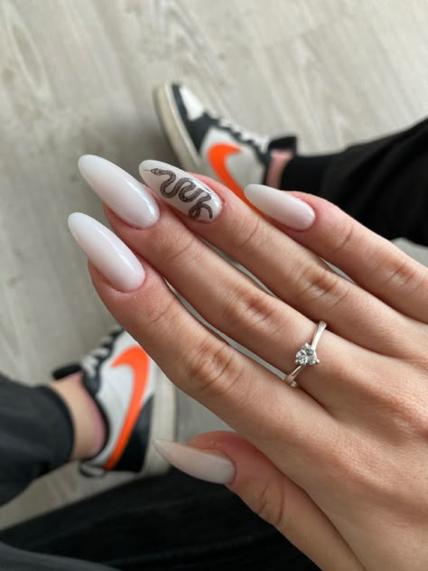 Nail Snake Design, Nails Badem, Nails With Snake Design, Nails With Snake, Snake Nail Art, Long Nails Almond, Snake Nails, Ongles Beiges, Snake Skin Nails