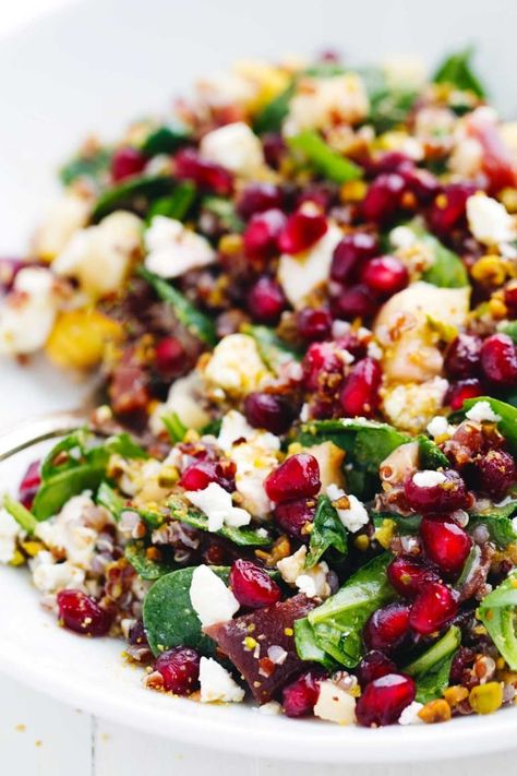 This Rainbow Quinoa Salad is packed with colorful, nutritious ingredients! Works perfect to make ahead in Mason jars for easy lunches. #glutenfree #sugarfree #vegetarian #healthy #cleaneating | pinchofyum.com Rainbow Quinoa Salad, Salad Taco, Salad Macaroni, Salad Quinoa, Salad Kale, Quinoa Recipe, Salad Pasta, Mason Jar Salad, Healthier Recipes