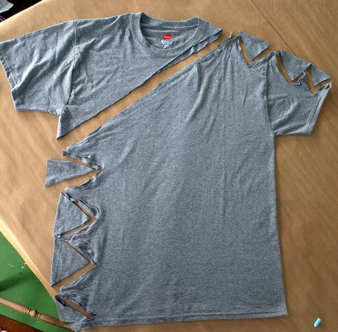 Here is another super easy top you can make in 5 minutes, completely adjustable and the best part is that it is another no sew.   I mad... Tee Shirts Diy, Cut Up T Shirt, Umgestaltete Shirts, Cut Shirt Designs, Diy Cut Shirts, Shirt Makeover, Cut Up Shirts, T Shirt Hacks, Diy Clothes Refashion