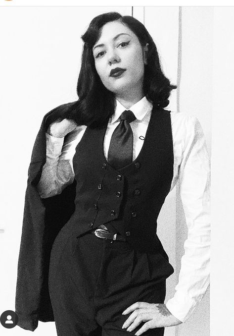 Women In Vintage Suits, Women In Suits Aesthetic Vintage, Women In Suits Reference, Cool Suit Designs, Female Butler Outfit, Casinocore Outfit, Detective Outfit Female Vintage, 1900s Suit, Mafia Inspired Outfits