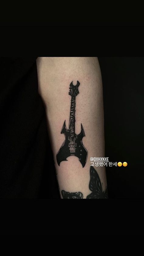 Guitar Tattoo On Back, Rock Star Tattoo Ideas, Cool Guitar Tattoos, Rock Music Inspired Tattoos, Electric Guitar Tattoos, Guitar Hero Tattoo, Metallica Tattoo Women, Guitar Tatoos Ideas, Rock Star Tattoos