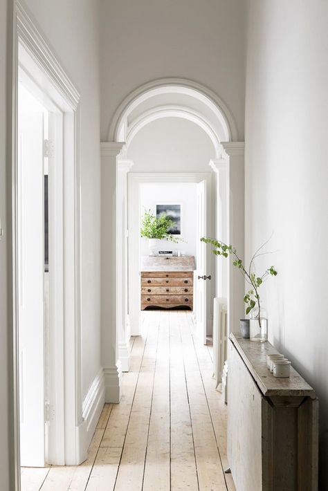 5 FRIDAY FAVORITES: CALIFORNIA INSPIRATION White Hallway, Mcgee Home, Light Floors, Entry Ideas, Interior Modern, Australian Homes, Cheap Decor, Entrance Hallway, Dream Decor