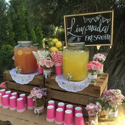 Spring Picnic Decor, Birthday Picnic Menu Ideas, Drink Ideas For Birthday Party, Birthday Decoration Ideas Outside, Beverage Display For Party, Outdoor Bar For Party, Bbq Party Ideas Decorations, Drink Display For Party, Picnic Party Food Ideas