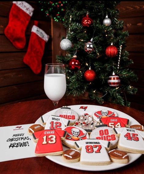 Tom Brady, Tampa Bay Buccaneers, Dallas Cowboys, Tampa Bay, Cookie Decorating, Happy Holidays, Christmas Tree Skirt, Tampa, Chili