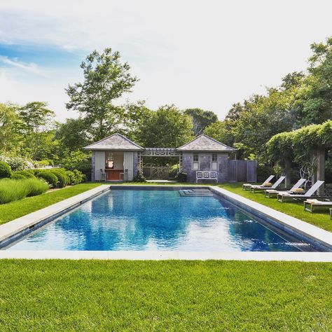 Ed Hollander on Instagram: “A Peter Pennoyer pool pavilion anchors this 20x60’ pool bordered by a wisteria draped pergola#hollanderdesign #ad100 #landscapearchitecture…” New England Pool, Hamptons Pool, Hamptons Cottage, Shingle Style Homes, Waterfront Cottage, Hamptons Style, Swimming Pool Designs, Celebrity Houses, Pool Landscaping