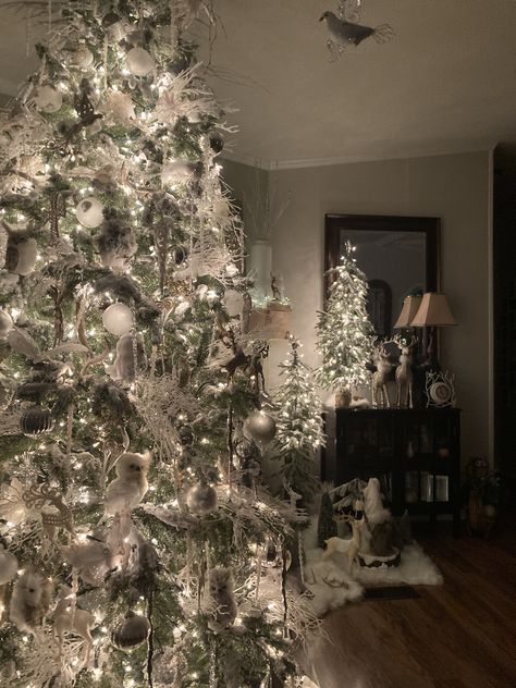 White Tree Aesthetic, White Christmas Tree Aesthetic Wallpaper, Christmas White Aesthetic, White Christmas Tree Wallpaper, Christmas Aesthetic White, White Snowy Christmas Aesthetic, White Christmas Aesthetic, Chrismtas Tree With Silver And Whote, Christmas Tree White