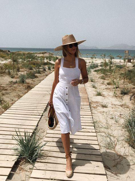 Emma Hill wears white Summer linen dress, straw fedora hat, wedge espadrilles, gold layered necklaces, straw Loewe bag. Chic summer style. Style Parisienne, White Dress Summer, Outfits With Hats, White Summer, White Outfits, Summer Hats, Women's Summer Fashion, Spring Summer Outfits, Look Chic