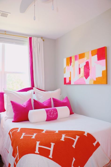 Pink And Orange College Dorm, Orange And Pink Bedding, Pink And Orange Dorm Room Aesthetic, Orange And Pink Room Aesthetic, Dorm Room Ideas Red, Pink And Orange Room Decor, Pink And Orange Living Room, Red Dorm Room Ideas, Pink Orange Room