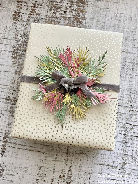 Elegant Gift Wrapping Ideas, Packing Ideas Gift, Gift Packing Ideas, Professional Gift Ideas, Metallic Wrapping Paper, Gift Wrap Ideas, Boyfriend Gift Basket, Elegant Gift Wrapping, Packing Hacks