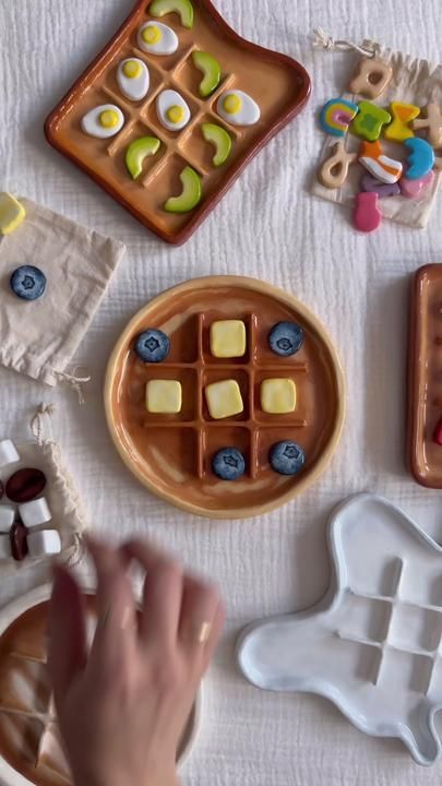 Clay Food Easy Diy, Waffle Tik Tak Toe, Tiktaktoe Board Clay, Clay Tic Tac Toe Board Ideas Cute, Oven Bake Clay Crafts, Oven Clay Crafts, Air Dry Clay Tic Tac Toe Board, Oven Dry Clay Projects, Oven Baked Clay Projects