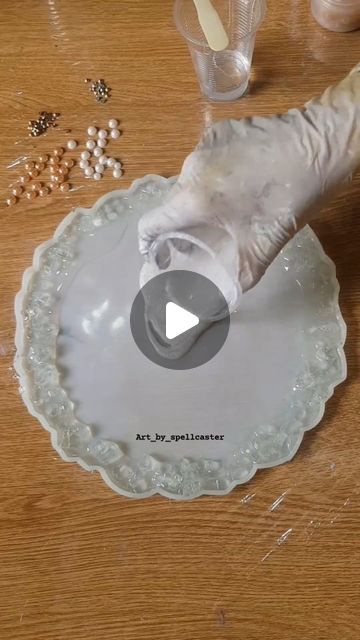 Round Resin Tray Ideas, Resin Wedding Gift Ideas, Resin Mould Ideas, Diy Resin Tray Ideas, Resin Tutorial Videos, Resin Trays Diy, Resin Crafts Tutorial Videos, Resin Tips And Tricks, Resin Tray Tutorial