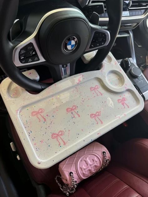 Baddie Cars, Pink Car Interior, Cars Decor, Car Decor Ideas, Corsa Classic, Mom Car, Cars Accessories, Pink Car, Decorative Trays