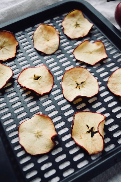 Air Fryer Recipes Apple, Dehydrated Apple Chips, Air Fryer Apple Chips, Chips In The Air Fryer, Dehydrator Recipes Fruit, Frying Recipes, Dehydrated Apples, Air Fryer Oven Recipes, Apple Chips