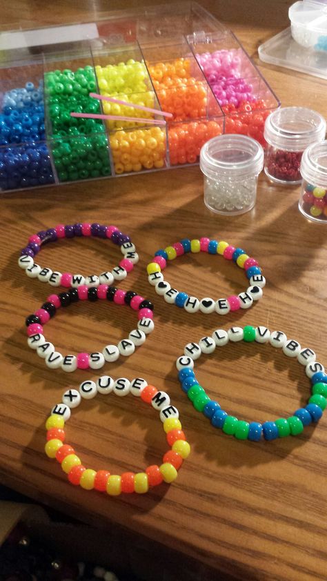 Kandi Bracelets Kandi Belt Chain, Kandi Sayings, Bead Bracelet Words Ideas, Festival Kandi, Rave Candy, Arcade Carpet, Rave Bracelets, Pulseras Kandi, Rave Kandi