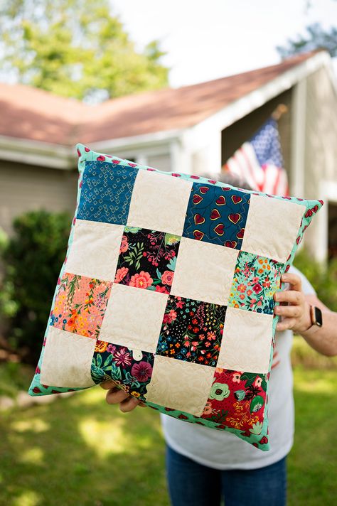 Patchwork Cushion Pattern, Quilted Pillow Covers Free Pattern Tutorials, Quilted Cushion Covers Ideas, Quilt Pillow Pattern Simple, Free Quilted Pillow Patterns, Easy Quilt Pillow Patterns, Sew Couch Pillows, Patchwork Cushions Ideas Free Pattern, Quilted Pillow Patterns Free