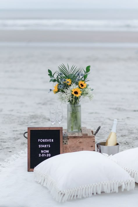 Beach Marriage, Proposal Setup, Proposal Ideas Beach, Wedding Proposal Ideas Engagement, Proposal Beach, Surprise Proposal Pictures, Outdoor Proposal, Cute Proposal Ideas, Marriage Proposal Ideas