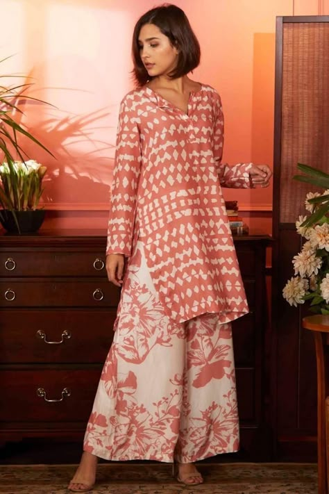 #ethnicwear #ethnic #traditional #traditionaldress #indianwear #suit #blouse #outfit #indianoutfit #outfitideas #stylingtips #stylingideas Designer Kurti Patterns, Casual Indian Fashion, Salwar Kamiz, Cotton Kurti Designs, Kurta Designs Women, Designer Dresses Casual, Dress Indian Style, Indian Designer Outfits, Indian Attire