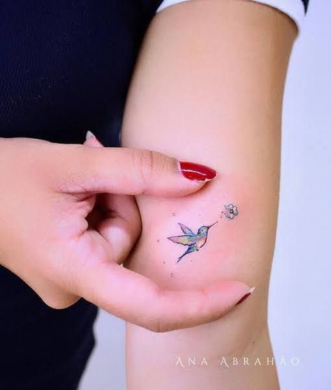 Dainty Hummingbird Tattoo, Hummingbird Flower Tattoos, Small Hummingbird Tattoo, Tiny Tattoos For Women, Vogel Tattoo, Tiny Wrist Tattoos, Muster Tattoos, Petite Tattoos, Tasteful Tattoos