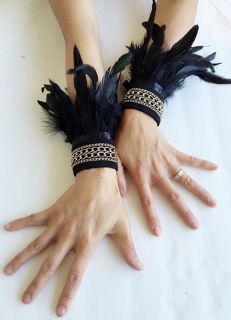 Victorian Burlesque, Diy Kostüm, Masquerade Party, Fantasy Costumes, Wrist Cuffs, Black Feathers, Fantasy Fashion, Wristbands, Costume Halloween