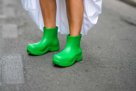 Green Bottega Boots Outfit, Bottega Puddle Boots, Bottega Veneta Rain Boots, Chunky Boots Bottega Veneta, Bottega Veneta Tire Boots, Bottega Veneta Boots, Tote Bag Outfit, Bottega Veneta Shoes, What Is Trending Now