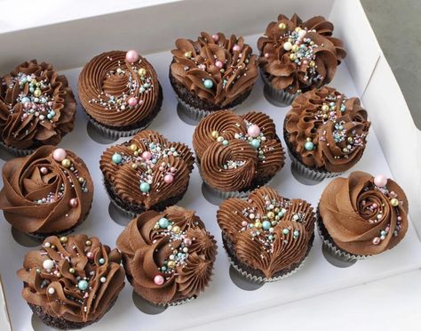 Chocolate Birthday Cupcakes Ideas, Fancy Chocolate Cupcakes Decorating, Chocolate Cupcakes Aesthetic, Cute Chocolate Cupcakes Aesthetic, Rich Chocolate Cupcake Recipe, Baking Room, Elegant Cupcakes, Cupcake Decorating Tips, 18th Bday