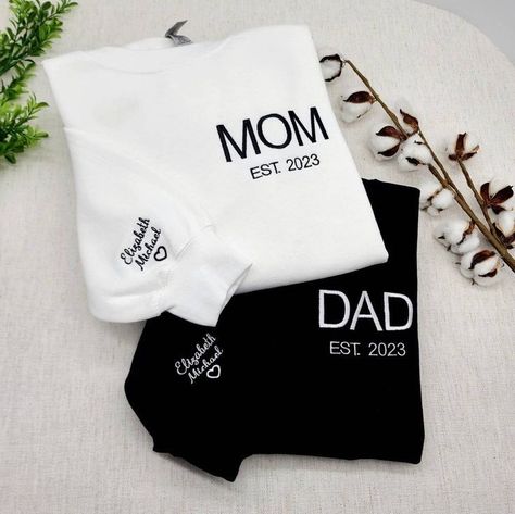 Mom And Dad Sweatshirts, Dad To Be Gift Ideas, Mom And Dad Shirts, New Parents Gift, Dad To Be, Projets Cricut, Trendy Fits, Cute Shirt Designs, Future Mom