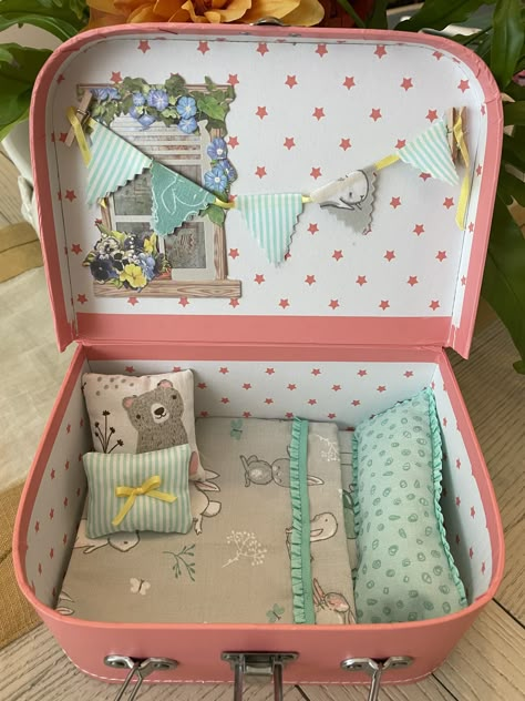 Diy Doll Suitcase, Mint Tin Crafts, Travel Dollhouse, Doll Suitcase, Handmade Kids Toys, Fabric Doll House, Diy Doll Miniatures, Mini Doll House, Doll House Crafts