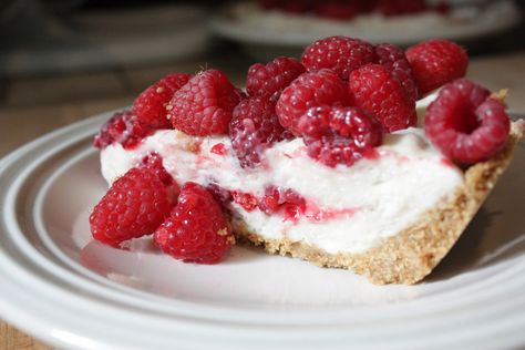 Raspberry Marshmallow Cream Pie Raspberry Marshmallow Dessert, Berry Desert, Raspberry Cream Pies, Cream Desserts Recipes, Raspberry Whip, Marshmallow Desserts, Raspberry Torte, Raspberry Bars, Pizza Board