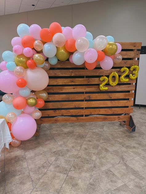 2023 graduation balloon arch pallet backdrop. cute and boho Pallet Backdrop Graduation, Pallet Backdrop, Graduation Party Planning, Graduation Backdrop, Graduation Balloons, 2023 Graduation, Pallet Designs, Pallet Wall, Grad Party