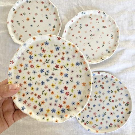 Pottery Painting Ideas Plates Floral, Paint Your Own Bowl Ideas, Pottery Painting Plate Flowers, Handpainted Ceramic Bowls, Handpainted Ceramic Mug, Painting On A Plate, Diy Painted Plate, Cute Pottery Painting Ideas Plates, Poterry Painting Aesthetic