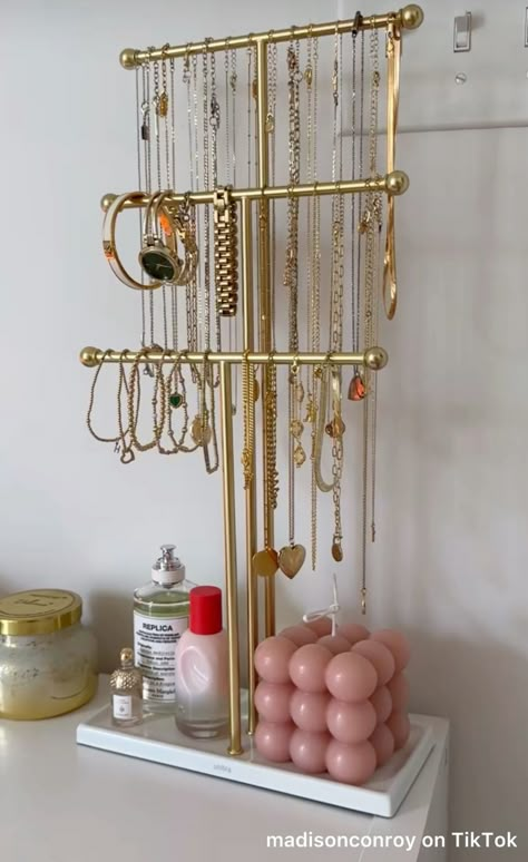 Kendra Scott Jewelry Organizer, Organised Jewellery, Organizers For Bedrooms, Jewellery Box Aesthetic, Jewelry Holder Aesthetic, Organiser Aesthetic, Light Pink Desk, Aesthetic Jewelry Holder, Organising Jewellery