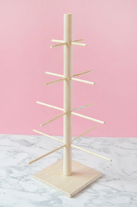 Display festive donuts on this DIY stand made of wooden dowels! Donuts Display, Donut Tree, Diy Jewelry Stand, Diy Stand, Organizing Jewelry, Diy Donut, Donut Display, Craft Fair Booth Display, Ideas For Organizing