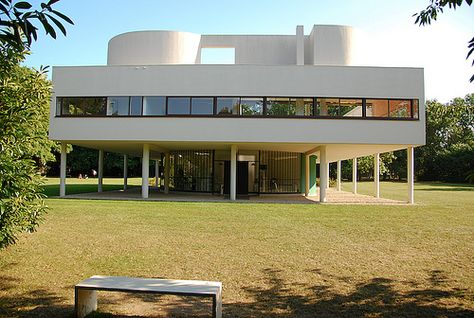 The columns at Villa Savoye drive the design for the entire house. The odd number of columns results in the front entrance being blocked. People are not lead right to the entrance but must discover it for themselves all because of careful placement of columns. Le Corbusier Villa Savoye, Villa Savoye, Famous Architects, Unique Buildings, Iconic Buildings, House Architecture Design, Futuristic Architecture, Modern Buildings, Architectural Inspiration