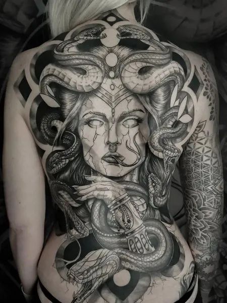 42 Best Medusa Tattoo Ideas For Women And Men - Tattoo Pro Medusa Back Tattoo, Medusa Tattoo Ideas, Backpiece Tattoo, Medusa Tattoo Design, Lion Tattoo Sleeves, Girl Back Tattoos, Back Piece Tattoo, Dragon Tattoo For Women, Wicked Tattoos