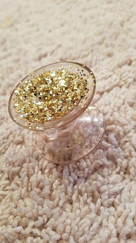 DIY pock socket (glitter) Pop Socket Resin Ideas, Epoxy Pop Sockets Diy, Phone Pop Socket, Pocket Socket, Clear Pop Socket, Turquoise Pop Socket, Diy Pop Socket, Pop Sockets Iphone, Iphone Diy