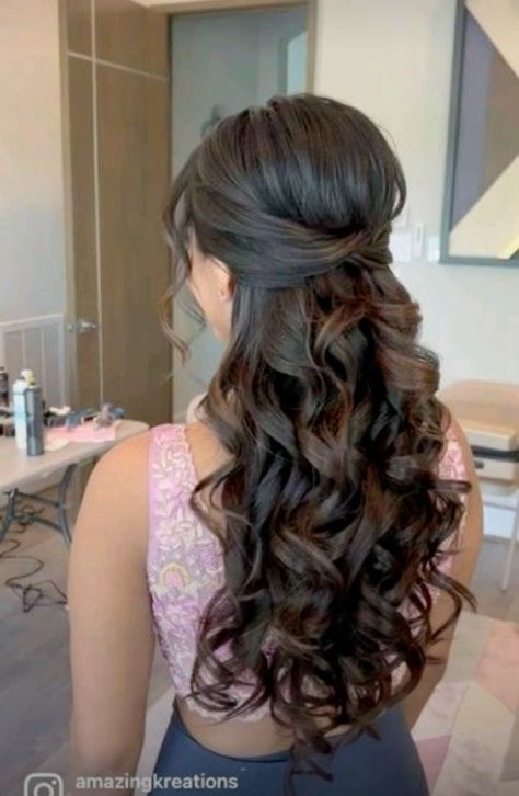 Prom Curly Hairstyles Down, One Side Wedding Hairstyle, Cute Curls Hairstyles, Cute Hairstyles Curled, Evening Hairstyles For Long Hair, Debut Hairstyles, Quince Hair, Hair Down Styles, Bridesmaid Hair Inspo