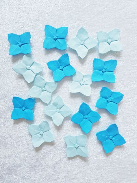 Origami Hydrangea Tutorial, Origami Vines, Origami Leaf Tutorial, Paper Hydrangea Diy, Hydrangea Craft, Square Paper Origami, Origami Flowers Easy, Flower Origami Tutorial, Origami Hydrangea