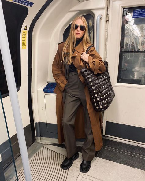 Pernille Teisbaek on Instagram: “Annonce @Bottegaveneta Headed to the hotel before a fun night with Bottega Veneta” Vestidos Sport, Pernille Teisbaek, Seoul Fashion Week, Influencers Fashion, Winter Fashion Outfits, Who What Wear, Her Style, Autumn Winter Fashion, Bottega Veneta