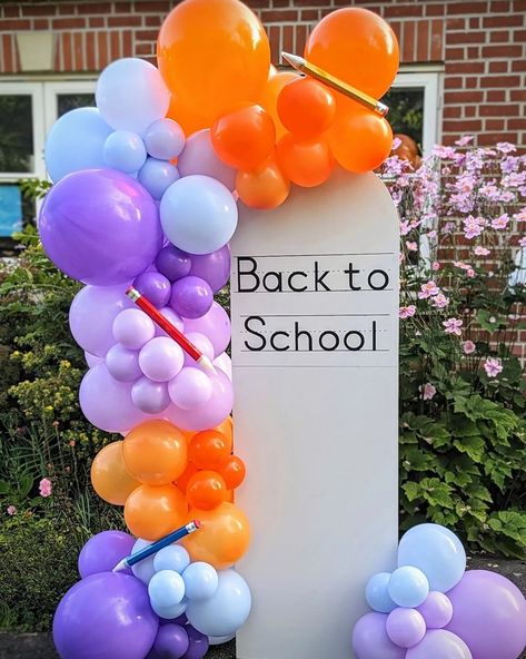 𝐁𝐚𝐜𝐤 𝐭𝐨 𝐒𝐜𝐡𝐨𝐨𝐥 Welcoming the children back to school with our balloons and props! When we thought of doing this display, we never… | Instagram Back To School Balloon Decor, School Balloons, Foam Party, Balloon Display, Back To School Party, Welcome Back To School, Gym Decor, School Party, Balloon Decor