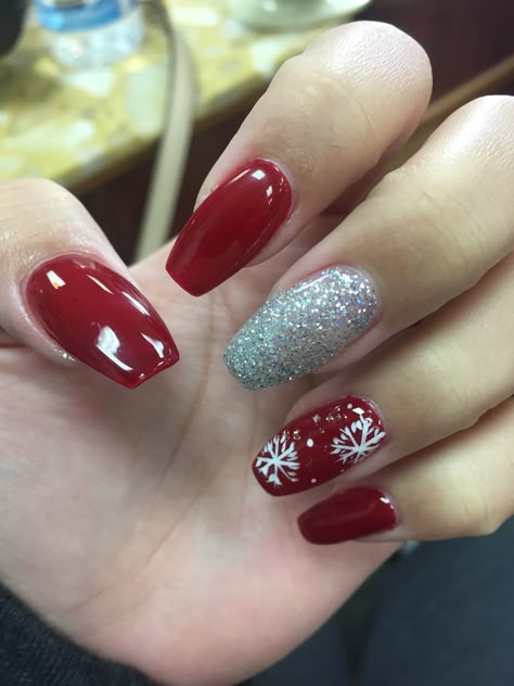 Christmas Nails Emerald Nails, Red Christmas Nails, Holiday Nail Designs, Cute Christmas Nails, Christmas Gel Nails, Christmas Nail Art Designs, Acrylic Coffin, Christmas Nails Acrylic, Gel Nail Designs