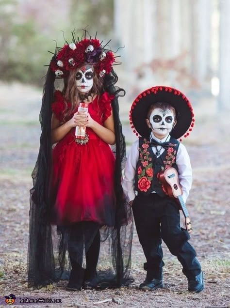 Kids Day Of The Dead Outfit, Dia De Los Muertos Family Costume Ideas, Dia De Los Muertos Kids Costume Ideas, Day Of The Dead Kids Costume, Diy Mariachi Costume, Day Of The Dead Family Costumes, Day Of The Dead Makeup Kids, Day Of The Dead Halloween Costume, Costume Halloween Famille