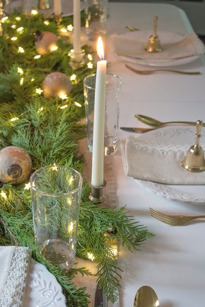 Christmas Tree Ideas Rustic, Fresh Garland, Garland Centerpiece, Centerpieces Christmas, Christmas Table Decorations Diy, Decorating Ideas Christmas, Christmas Dining Table Decor, Diy Christmas Table, Ideas Christmas Tree