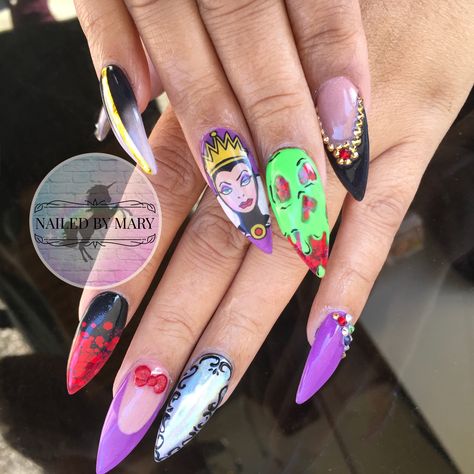 Disney Evil queen Snow White and the seven dwarves magic mirror acrylic stiletto glam and glits nails Evil Queen Nails, Villain Nails, Maleficent Nails, Snow White Nails, Unicorn Powder, Disney Themed Nails, Disney Princess Nails, Disney Christmas Nails, Disney Nail Designs