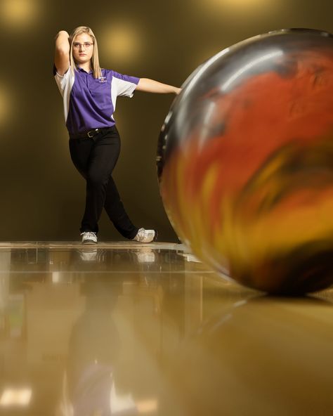 Bowling Senior Pictures Guys, Bowling Poses Picture Ideas, Bowling Poses, Bowling Senior Pictures, Bowling Alley Photoshoot, Bowling Photoshoot, Bowling Photos, Guy Senior Poses, Bowling Pictures