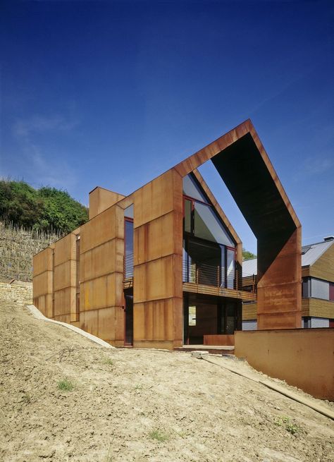 Corten Facade, Houses Architecture, House Cladding, Hillside House, Weathering Steel, Roof Architecture, Real Estate Humor, Modern Barn, Corten Steel