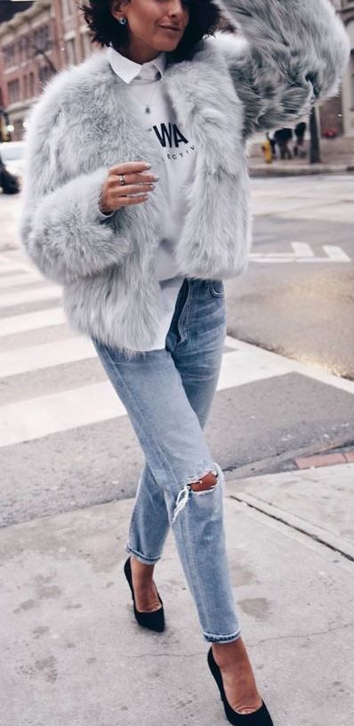 These are the cutest faux fur coats for the winter season! Faux Fur Coat Outfit, Jacket Outfit Ideas, Looks Jeans, Mode Tips, Winter Outfits Cold, Casual Chique, Blazer Outfit, Hipster Outfits, Jacket Outfit